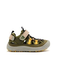Sandalo verde e beige con cinturino in Velcro regolabile, tomaia in rete, dettagli gialli e suola in gomma testurizzata con trazione arancione.