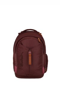 Zaino bordeaux con design imbottito, dettagli in pelle marrone, doppie cerniere e un compartimento laterale. Presenta una leggera texture e un logo impresso.
