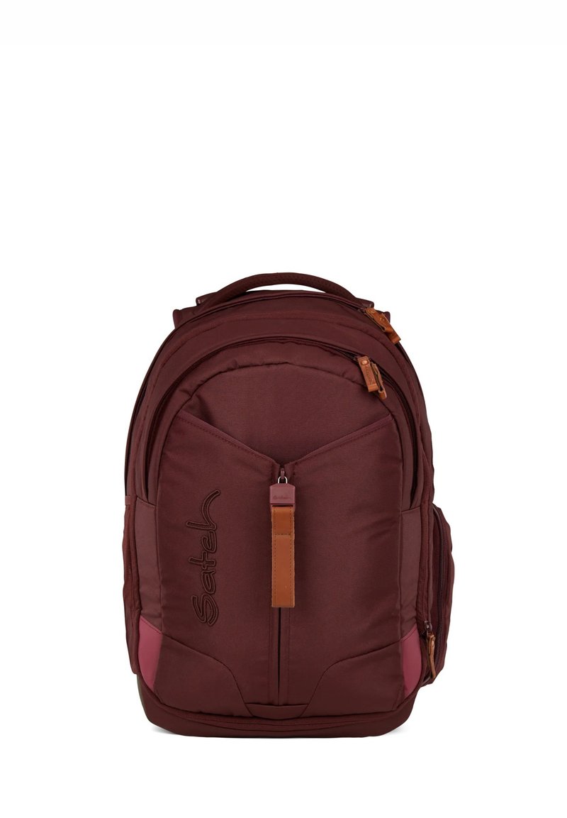 Zaino bordeaux con design imbottito, dettagli in pelle marrone, doppie cerniere e un compartimento laterale. Presenta una leggera texture e un logo impresso.