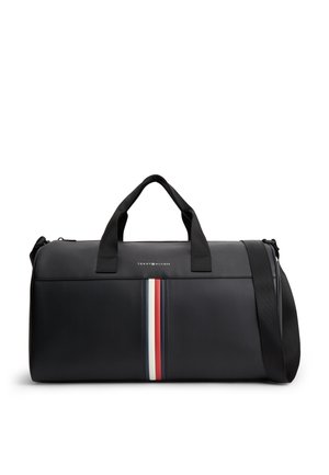 Bolsa de viaje cilíndrica negra con asas cortas y correa de hombro ajustable, con franjas verticales rojas, blancas y azules en el centro.