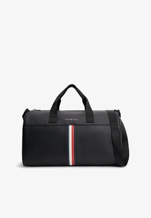 Czarna cylindryczna torba sportowa z krótkimi uchwytami i regulowanym paskiem na ramię, z pionowymi czerwonymi, białymi i niebieskimi paskami na środku.