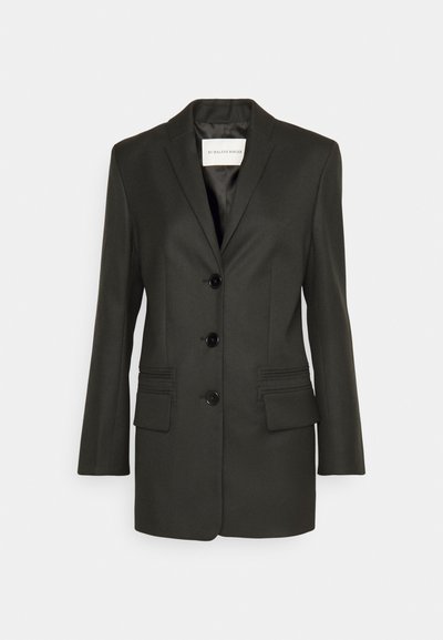Zwarte op maat gemaakte blazer met een enkele rij knopen, scherpe revers, twee voorzakken en subtiele stiksels op de zakken. Glad textuur.