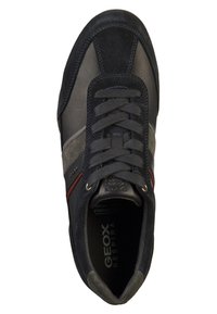 Baskets noires et grises en cuir suédé et cuir, avec un design à lacets, des accents texturés et un logo sur la semelle intérieure.