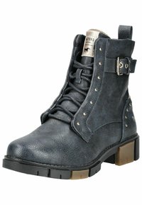 Bottine en cuir bleu marine avec un laçage sur le devant, des clous décoratifs et une sangle sur le côté. Présente une finition texturée et une semelle épaisse noire.