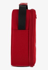 Geantă de prânz dreptunghiulară roșie cu curea neagră de mână în partea de sus și fermoar pe partea laterală.