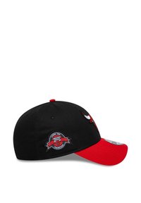 Gorra de tela negra con visera roja; presenta un logotipo bordado de los Chicago Bulls y una insignia de campeonato en el lateral.