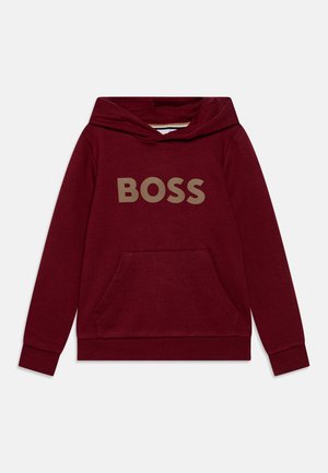 Haut à capuche bordeaux avec une poche kangourou et un grand logo beige "BOSS" à l'avant. Il est muni d'un cordon de serrage et de poignets côtelés.