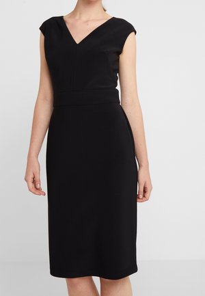 Zwarte jurk tot op de knie met een V-hals, kapmouwtjes en een getailleerde taille. Gladde stof zonder zichtbare patronen of accenten.