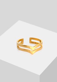 Zlatom pozlátený nastaviteľný prsteň so vzorom chevron, s dvoma zakrivenými pásmi, hladkým povrchom a viditeľnou pečaťou „925“. 