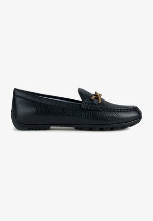 Schwarze Lederlofer mit strukturiertem Finish, ausgestattet mit einem dekorativen Beschlag in goldener Farbe im oberen Bereich und einer Gummisohle mit Grip.