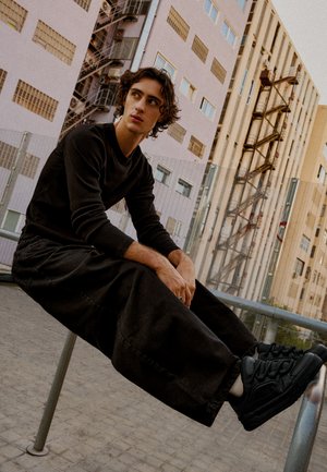 Bershka, CHUNKY SKATER - TRAINERS - Skatová obuv - black