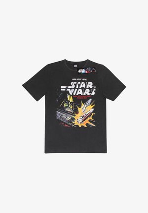 Černé bavlněné tričko s grafikou Dartha Vadera a vesmírné lodi s barevnými exploze a textem "STAR WARS" v tučném písmu.
