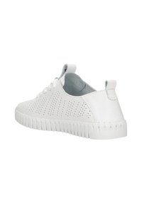 Witte leren sneaker met geperforeerd ontwerp, platte veters en een getextureerde rubberen zool. Voorzien van een trekband aan de hiel voor eenvoudige aan- en uittrekken.