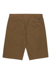 Braune Baumwollshorts mit geradem Schnitt, zwei Gesäßtaschen und einem kleinen Logo-Patch auf der rechten Tasche. Glatte Textur.