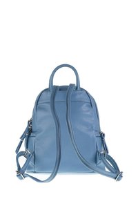 Sac à dos en cuir bleu avec une finition texturée, deux bretelles, et une poignée supérieure, dotés de détails zippés et d'un design compact.
