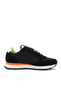 Sneakers sportivi neri con una combinazione di suede e tessuto, presentano accenti verde brillante, una striscia arancione e suola nera texturizzata.
