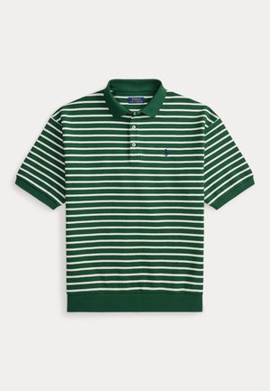 Polo de manga corta con rayas horizontales verdes y blancas, cuello con botones y pequeño logo bordado en el pecho izquierdo.