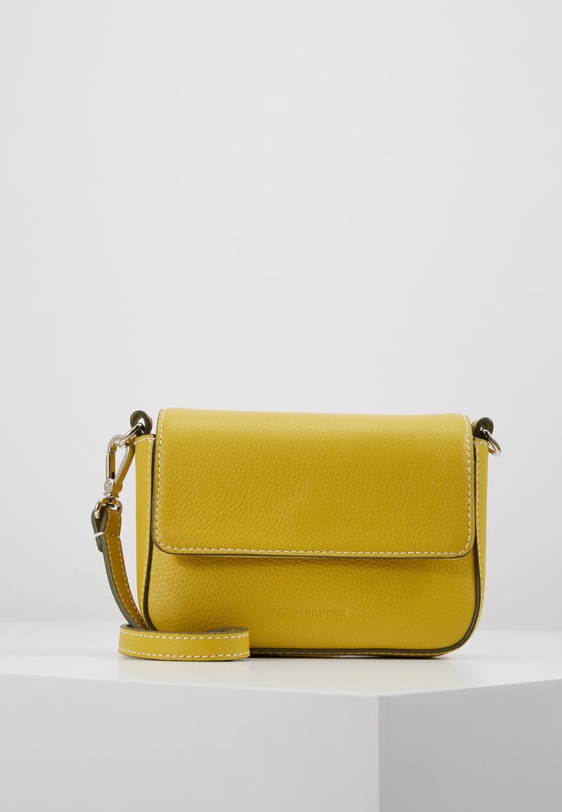 Žlutá kožená krosbody taška s texturovaným povrchem, s překlopeným víkem a nastavitelným popruhem, doplněná bílým stehem.