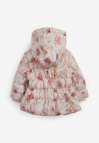 Manteau matelassé rose à motifs floraux avec capuche, présentant un design matelassé, un ourlet à volants et un motif de diverses fleurs et feuilles.