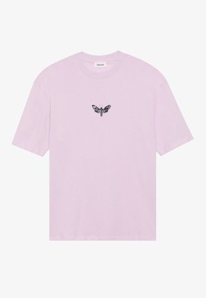 Tricou din bumbac roz deschis, cu mâneci scurte. Prezentând un grafic cu o molie neagră pe piept. Decolteu rotund, croială lejeră și textură moale.