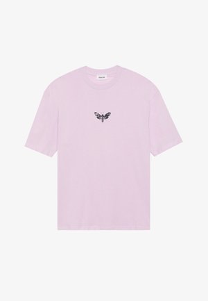 Heledad roosa puuvillane T-särk lühikeste varrukatega. Ees musta ööliblika graafika. Ümmargune kaelus, lõdva istuvuse ja pehme tekstuuriga.