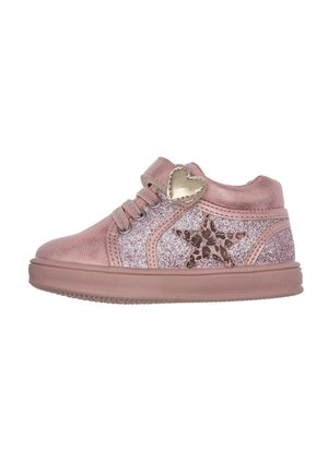 Sneakers rosa scintillanti con una finitura glitterata, accent con forma di cuore e un dettaglio a stella marrone sul lato. Design con lacci e suola in gomma.