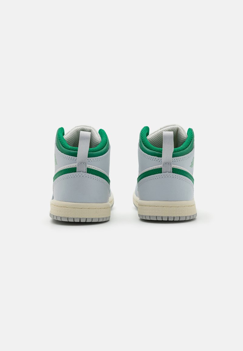 Zapatillas de media caña en gris claro con detalles en verde, que presentan un upper texturizado, collar acolchado y una suela de goma blanca con tracción gris.