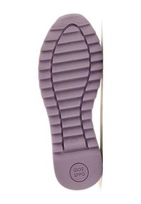 Suela de zapato de goma en púrpura claro con un diseño texturizado y acanalado. Presenta una impresión circular con "GIOS EPPO" y el tamaño "32" en la parte inferior.