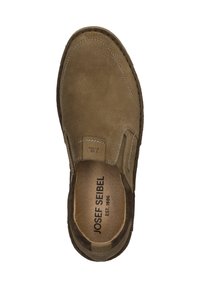 Braune Wildleder Slipper mit verstärkten Seitenelementen, kontrastierender Naht und einer glatten Lederinnensohle. Markenlogo innen.