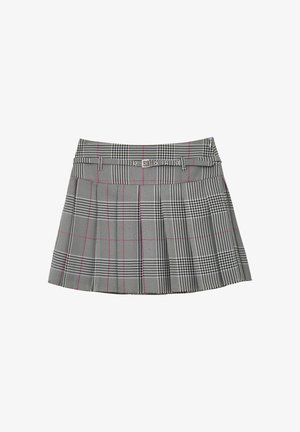 Grauer Karorock mit rosa Akzenten, plissiertem Design, einem Bund mit Gürtelschlaufen und einem silbernen Schnallenverschluss an der Vorderseite.