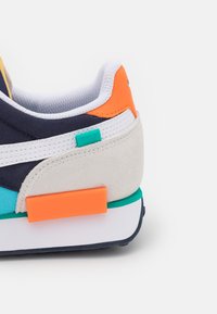 Puma FUTURE RIDER PLAY ON UNISEX - Sapatilhas - white/blue atoll/peacoat