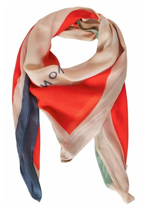 Let let tørklæde i rød, beige, marineblå og grøn med diskrete kantdetaljer, løst foldet i en trekantet form.