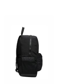 Zaino nero visto di lato con cerniera superiore, tasca laterale in rete, tasca frontale e un'asola per il trasporto in alto.