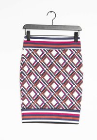 Jupe crayon en tricot avec un motif écossais géométrique coloré, comportant des rayures horizontales en violet, rose et marron au niveau de la taille et de l'ourlet.