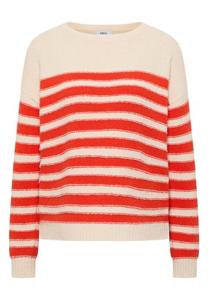 Beżowy sweter dziany z poziomymi czerwonymi paskami na tułowie i rękawach, z okrągłym dekoltem oraz ściągaczami na mankietach i u dołu.