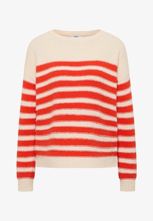 Beżowy sweter dziany z poziomymi czerwonymi paskami na tułowie i rękawach, z okrągłym dekoltem oraz ściągaczami na mankietach i u dołu.