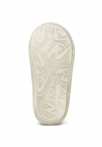 Krémová guma boty s texturovaným, vzorovaným povrchem, který obsahuje kruhové loga a detaily gripu podél okrajů.