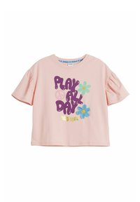 Rosa t-shirt med korta ärmar och puffade ärmar, med texten "LEK HELA DAGEN" i lila, blom-applikationer och guldaccenter.