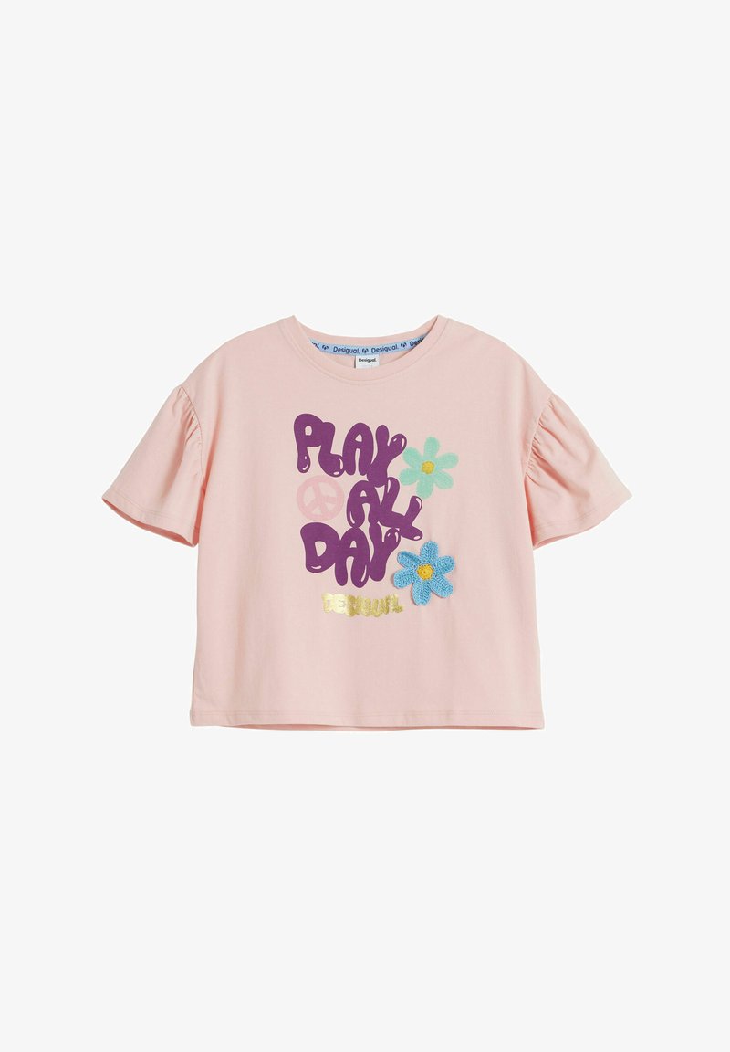 Rosa t-shirt med korta ärmar och puffade ärmar, med texten "LEK HELA DAGEN" i lila, blom-applikationer och guldaccenter.