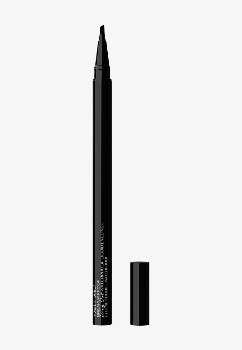 Lápiz delineador de ojos líquido negro e impermeable con punta fina en ángulo, con una tapa suave y un cuerpo elegante, etiquetado con detalles del producto en texto blanco.