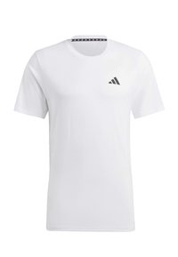 Witte t-shirt met korte mouwen van katoen, met een zwart Adidas-logo op de linkerborst en een patroon op de kraag. Gladde textuur.