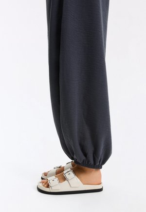 Bershka, BUCKLED - FLAT SLIDER SANDALS - Ciabattine - white