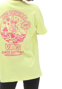 Camiseta de algodón amarilla con un gráfico rosa de un conejo de dibujos animados con una calavera, "EL ORIGINAL 1966" y el texto "VANS" en la parte posterior.