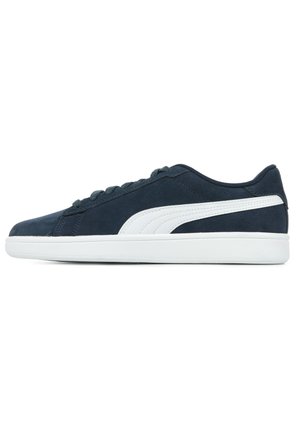 Zapatilla de ante azul marino con suela de goma blanca, que presenta una franja lateral blanca y seis ojetes metálicos para los cordones. Diseño de perfil bajo.