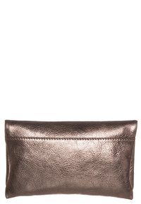 Metalen bronzen leren clutch tas, rechthoekige vorm, gladde textuur met subtiele rimpels, voorzien van een bovenste naad gestikt detail.
