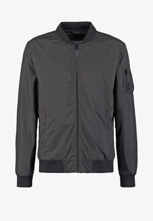 Crna bomberska jakna izrađena od glatkog, laganog materijala. Ima prednji zatvarač, rebraste manžete i džep sa zatvaračem na lijevoj rukavu.