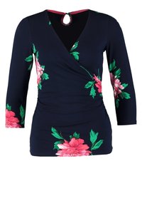 Marinblommig omslagsblus med 3/4-lång ärm, prydd med rosa blommor och gröna blad. Mjuktyg med drapering vid midjan och rund nyckelhålsdetalj bak.