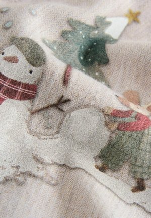 Textil, amelynek bézs háttérén hóember, gyermek és fa ábrák találhatók lágy színekben. Az anyagnak finom halszálkás textúrája van.