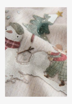 Textiel met een beige achtergrond en illustraties van een sneeuwman, een kind en een boom in zachte kleuren. De stof heeft een subtiele visgraatstructuur.