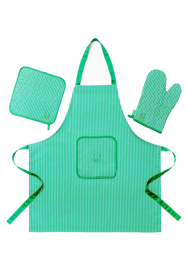 Tablier rayé vert avec gant de cuisine et manique assortis. Comprend une poche avant et des liens. Fabriqué en tissu avec une texture lisse.